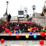 Video: Lancio di palline colorate a Roma da Piazza di Spagna dallo stesso artista che ha colorato di rosso la Fontana di Trevi