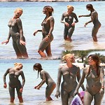 Le due pupe nude ai fanghi al mare: le foto di Rosy Dilettuso e Mary Carbone