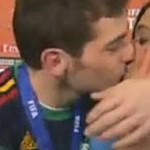 Portiere Spagna campione del mondo 2010 bacia in diretta Sara Carbonero fidanzata giornalista. Video. Festa tifosi nelle piazze citt�