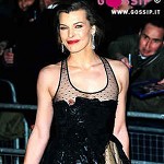 Milla Jovovich fuori di seno in passerella per Gorbaciov. Foto