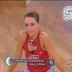 Amici 8 quarta puntata video riassunto: continua la lite tra Alessandra e Maura per il banco di hip hop. La commissione decide per una regolare sfida. Vince la squadra del sole. Leonardo insinua sulla veridicit� delle votazioni della commissione