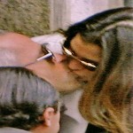 Eros Ramazzotti e Claudia Galanti insieme mentre si baciano. Foto su Chi