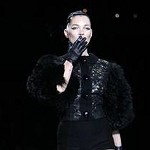 Kate Moss fuma in passerella. Foto