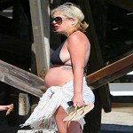 Tori Spelling in bikini con pancione a Malibu. Foto